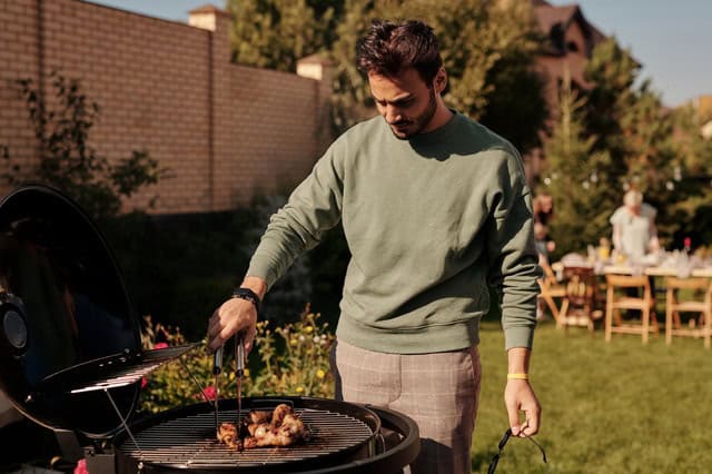 GGeniet in de zomer van een barbecue feest