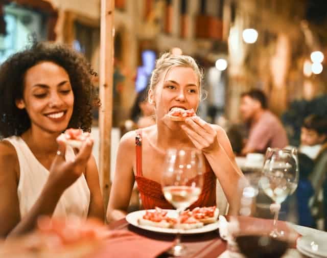 Slim besparen op verzekeringen: Een gids voor de slimme consument. Die ook graag lekker uit eten wil