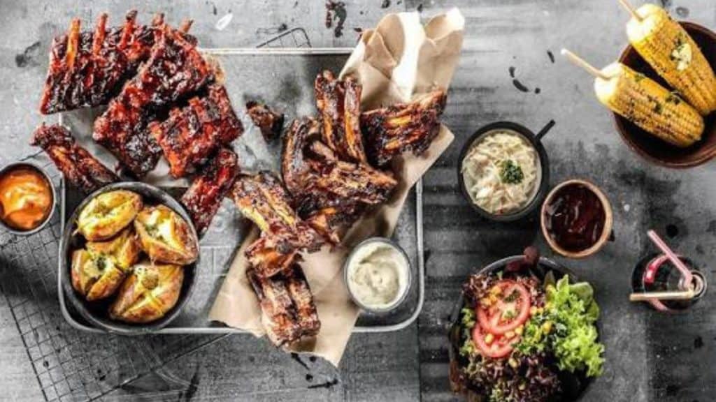 Spareribs Express: complete gids voor kipgerechten, mixed grill, loaded fries en chicken wings